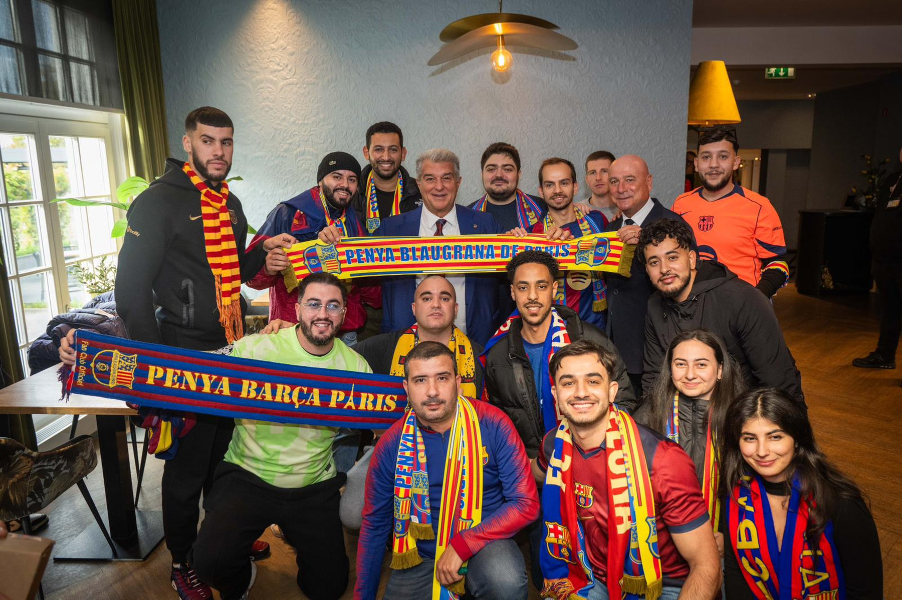 Leden van de Penya Blaugrana van Parijs met hun supporterssjaals op maat