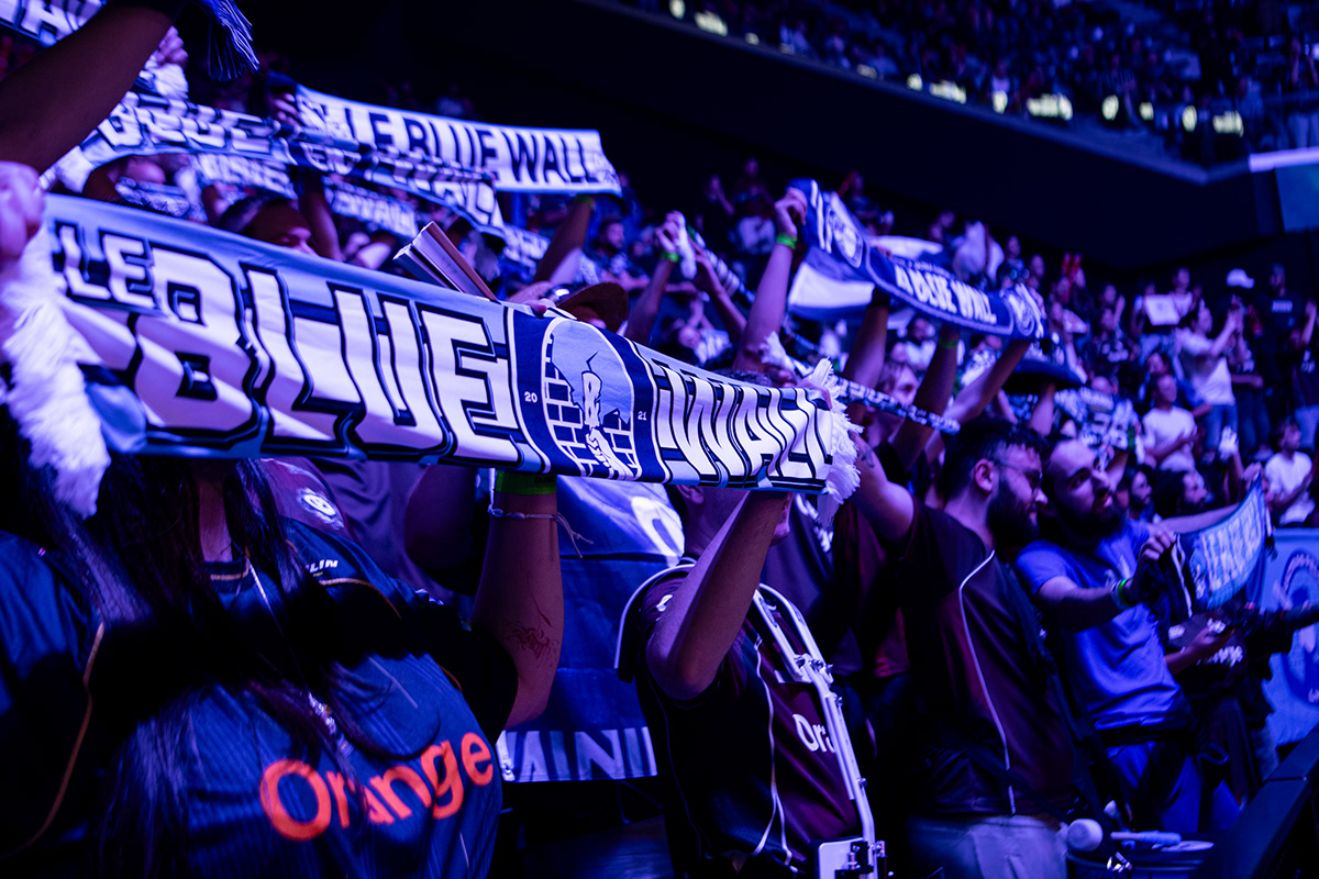 Supporters van Le Blue Wall die sjaals op maat omhooghouden tijdens een evenement van Karmine Corp
