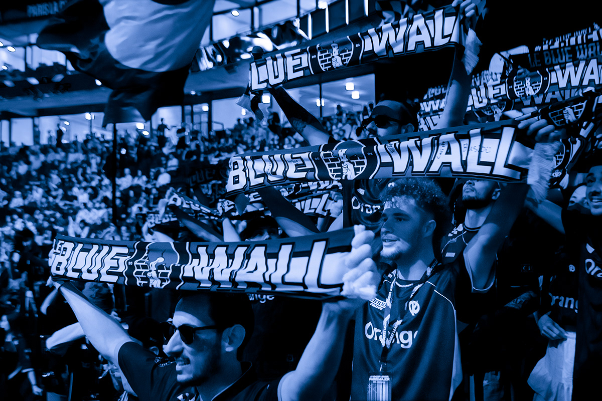 Supporters van Le Blue Wall met esportsjaals op maat tijdens een evenement van Karmine Corp