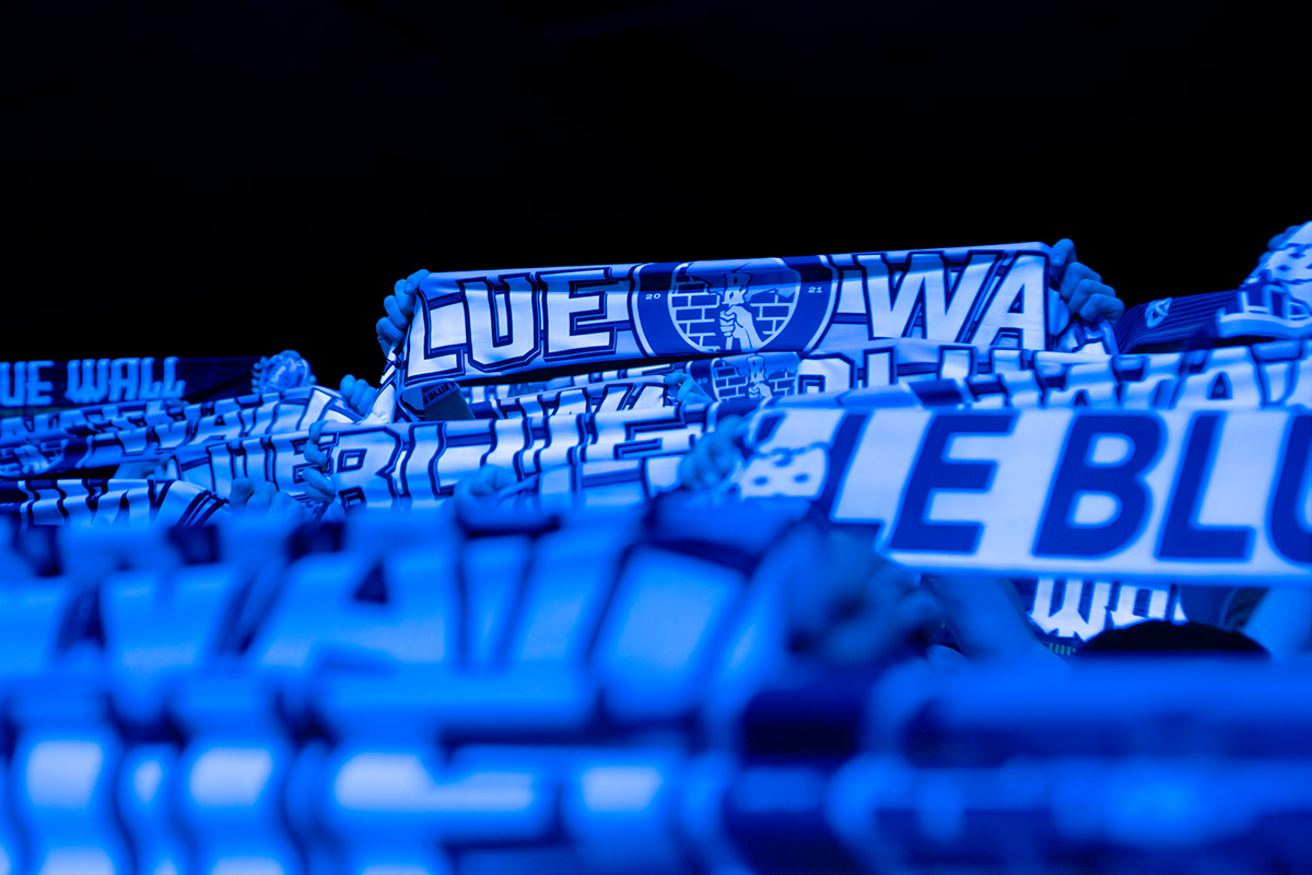 Muur van blauwe sjaals van Le Blue Wall tijdens een esportevenement
